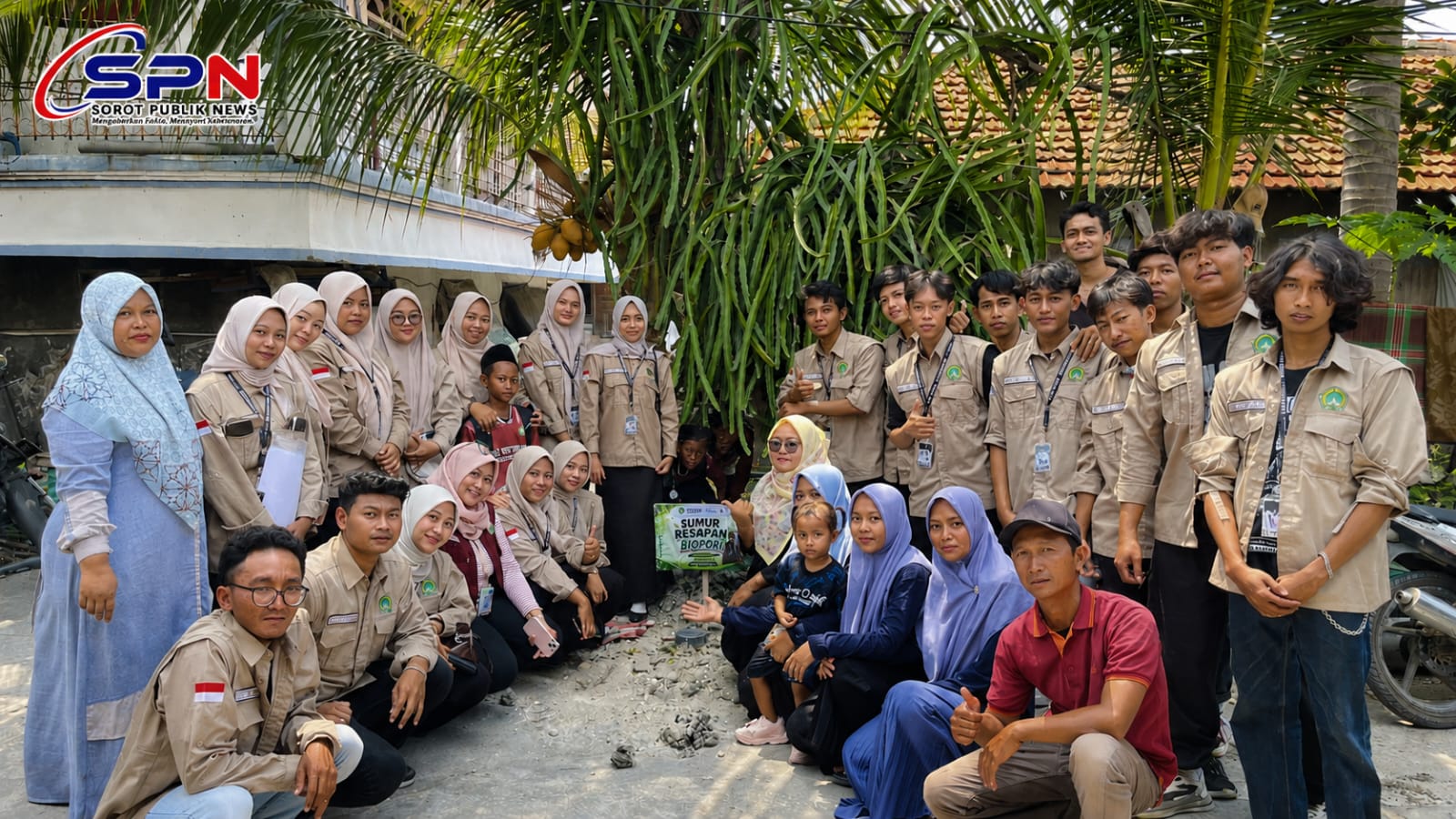 KKN UNISLA Kelompok 17 Kepudibener Bangun Enam Titik Biopori, Dorong Masyarakat Kelola Air Hujan dan Sampah Organik