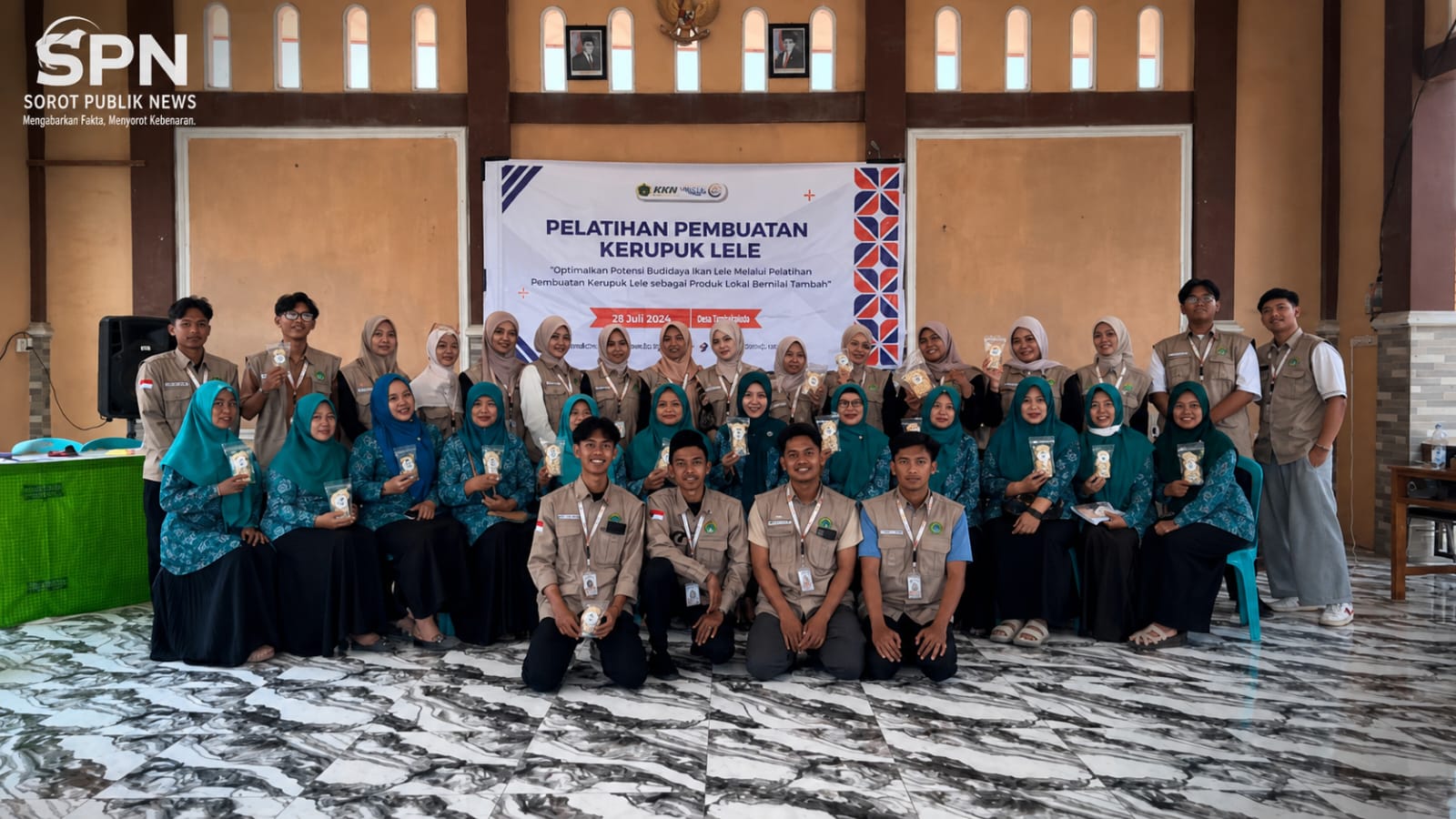 Mahasiswa KKN UNISLA Kelompok 2 Latih Ibu PKK Tambakploso Produksi Kerupuk Lele "TAPLORA", Dorong Lahirnya UMKM Bernilai Tambah