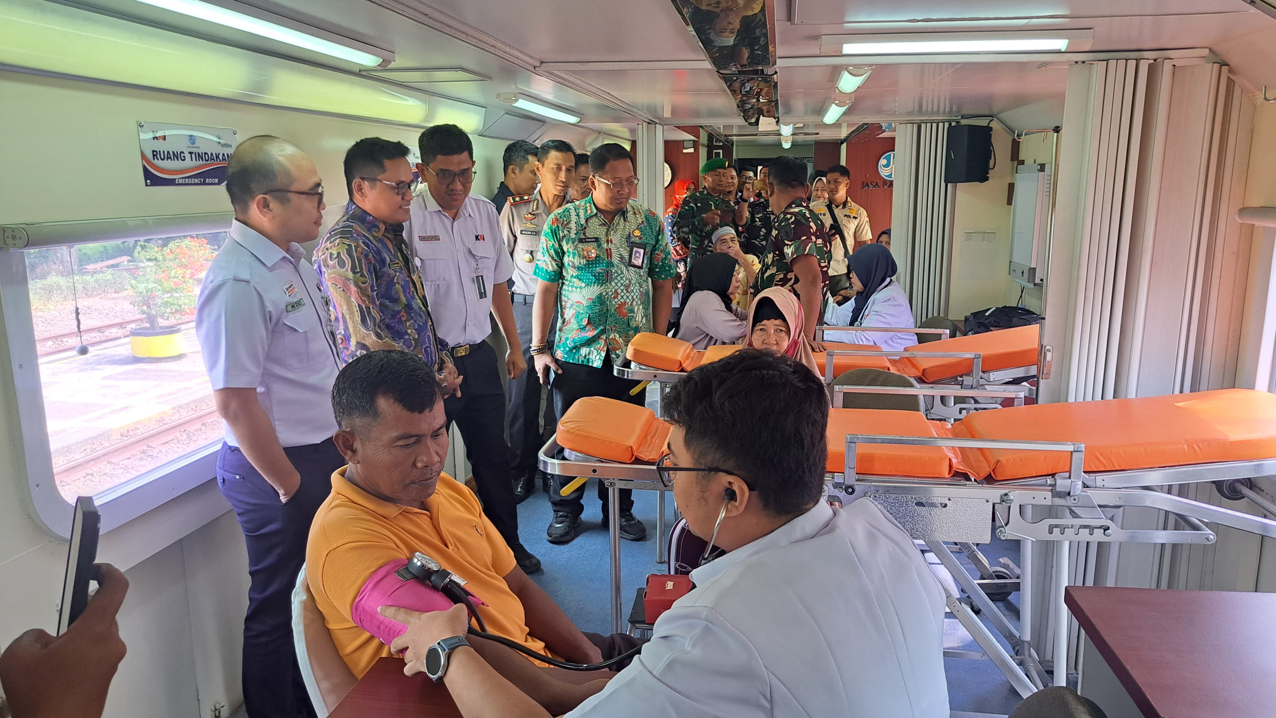 Sambut HUT ke-81, KAI Daop 8 Surabaya Dekatkan Layangan Kesehatan dan Literasi kepada Masyarakat